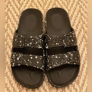 Freedom Moses black/white splatter paint sandal size 34/35